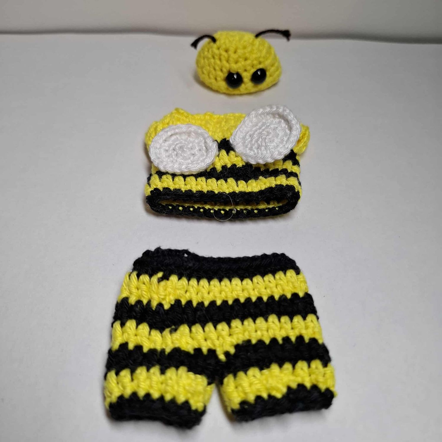 Gehaekeltes Bienenkostuem gelb-schwarzfuer 13 cm Baby Baeren