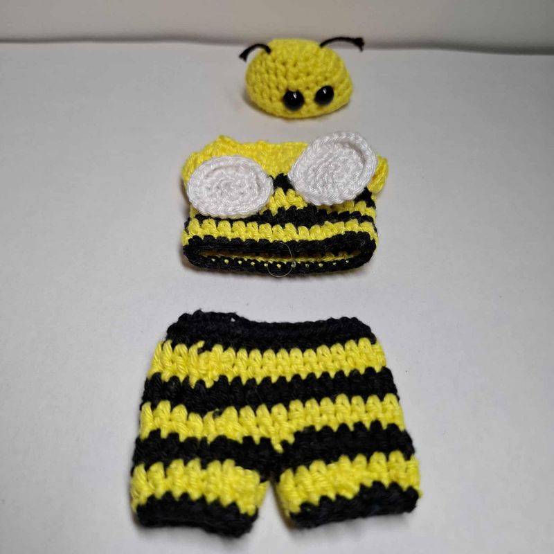 Gehaekeltes Bienenkostuem gelb-schwarzfuer 13 cm Baby Baeren