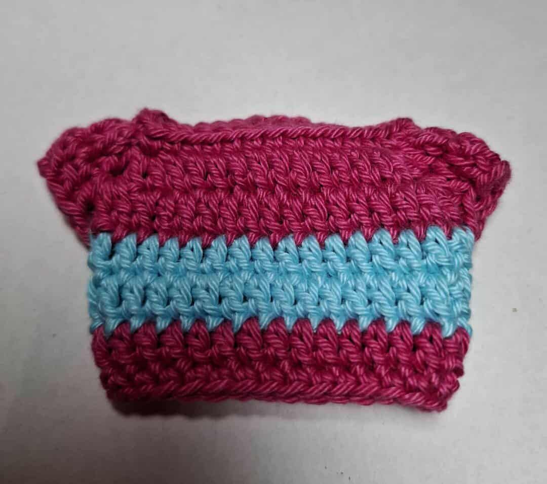 Gehaekelter Pulli  pink-tuerkis gestreif fuer Baby Baeren