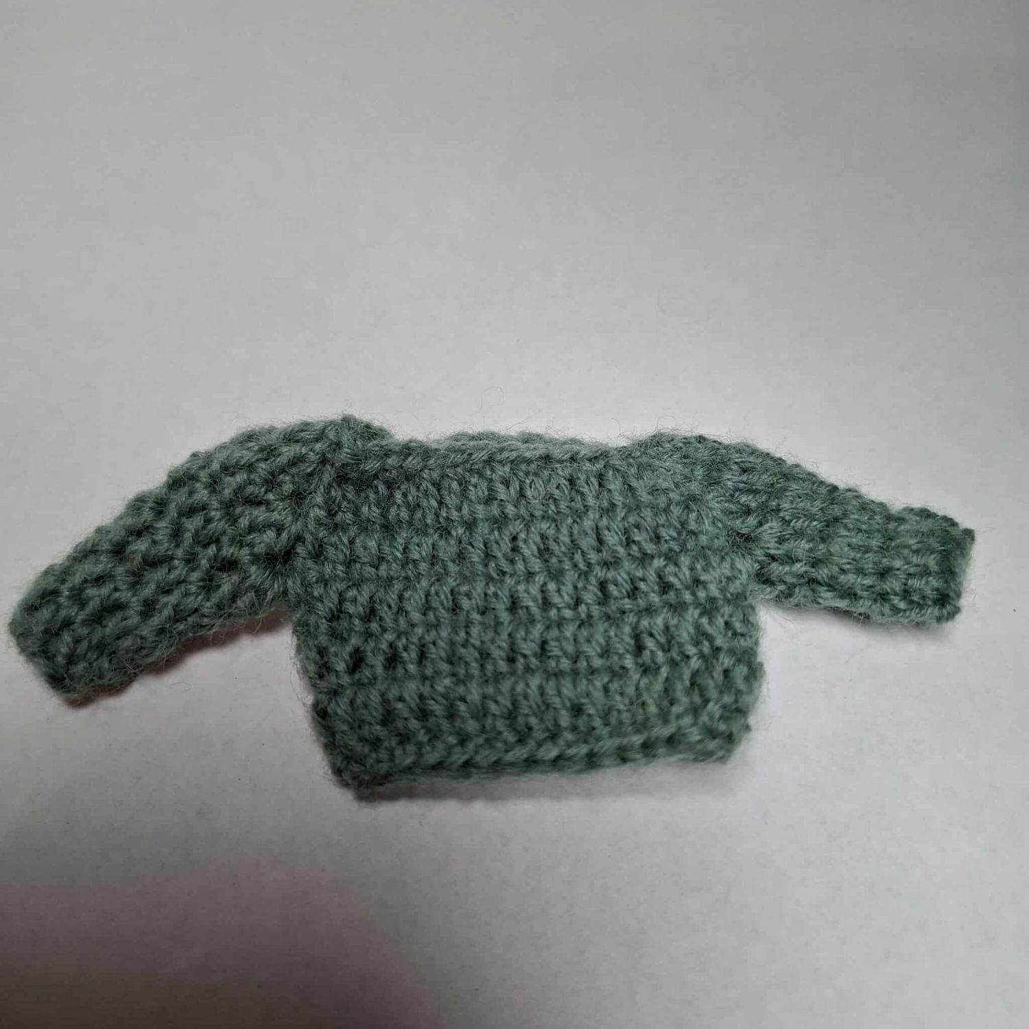Gehaekelter Pullover  Olivgruen fuer 13 cm Baby Baeren