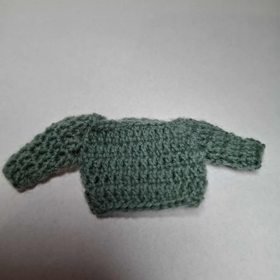 Gehaekelter Pullover Olivgruen fuer 13 cm Baby Baeren Gehaekelter Pullover Olivgruen fuer 13 cm Baby Baeren