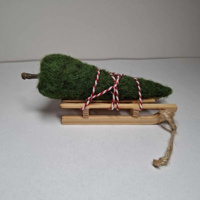 Gefilzter Mini Weihnachtsbaum mit Schlitten Gefilzter Mini Weihnachtsbaum mit Schlitten