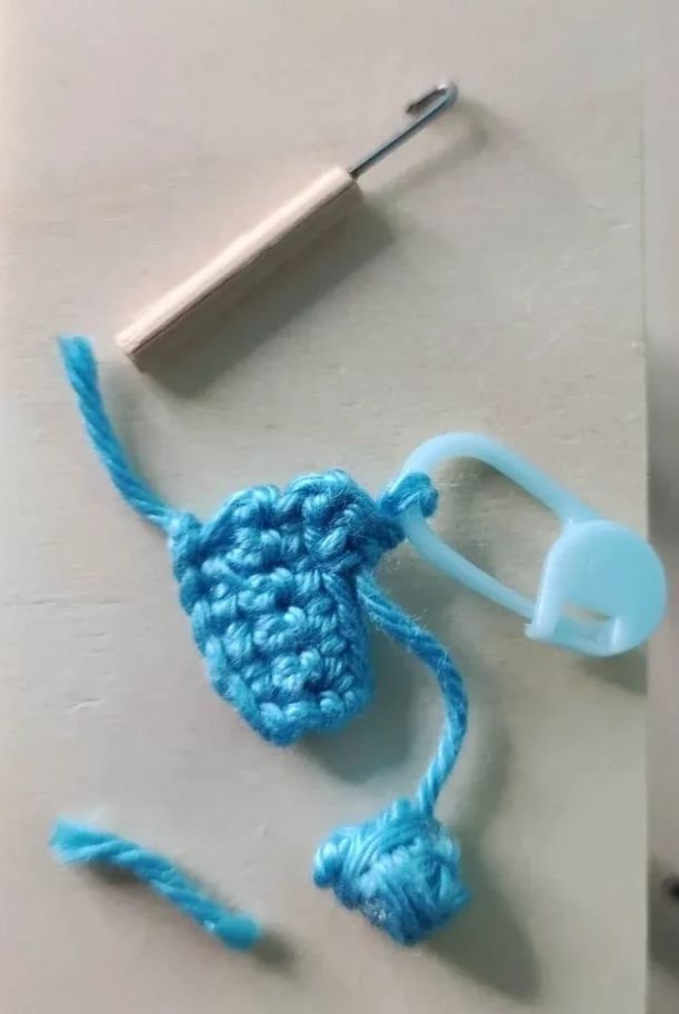 Miniatur Haekelnadel mit Mini Wollknaeuel