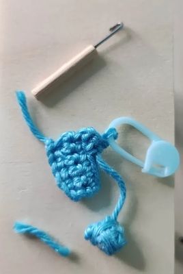 Miniatur Haekelnadel mit Mini Wollknaeuel