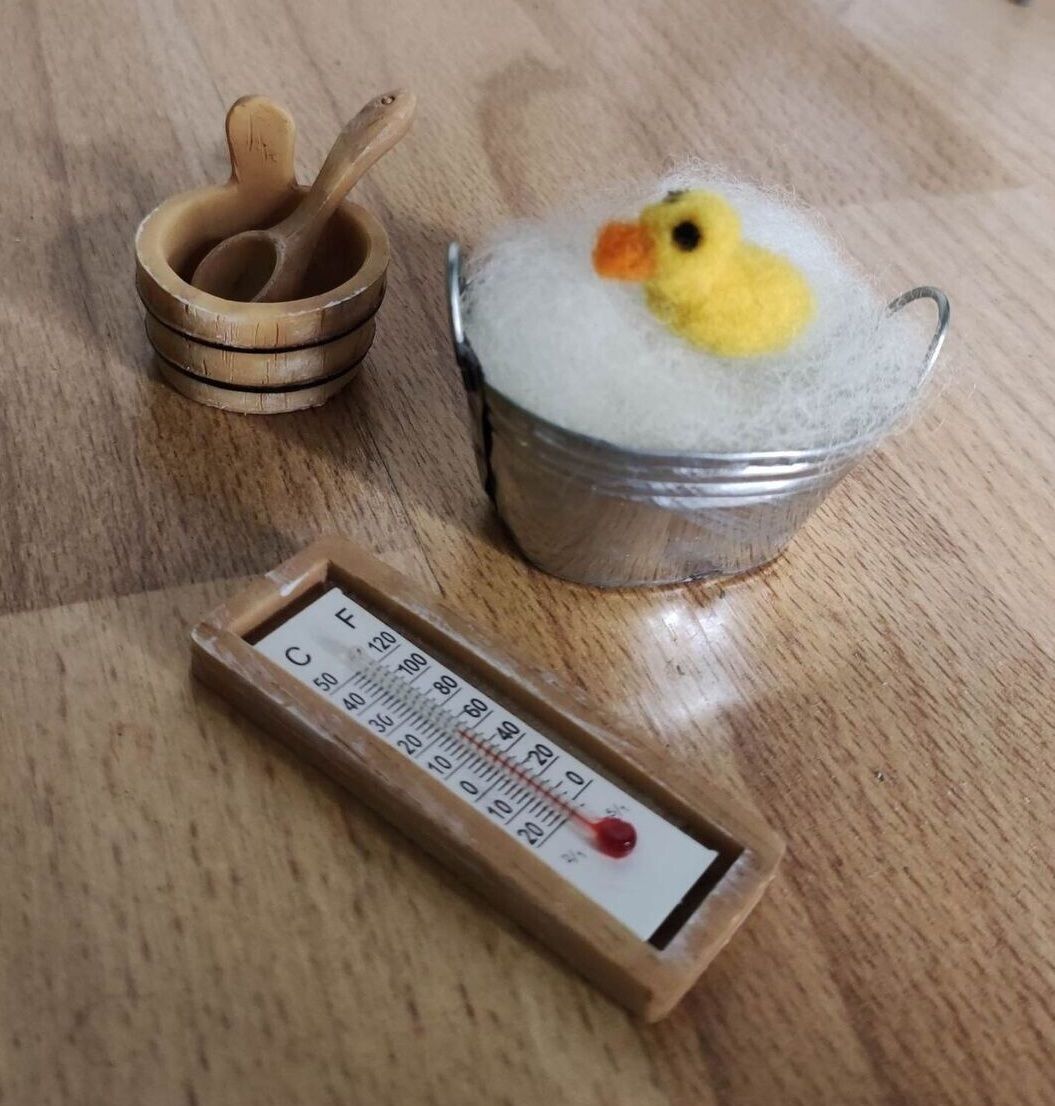 Gefilzte Mini Ente mit Metall-Wanne und Sauna-Zubehoer Gefilzte Mini Ente mit Metall-Wanne und Sauna-Zubehoer