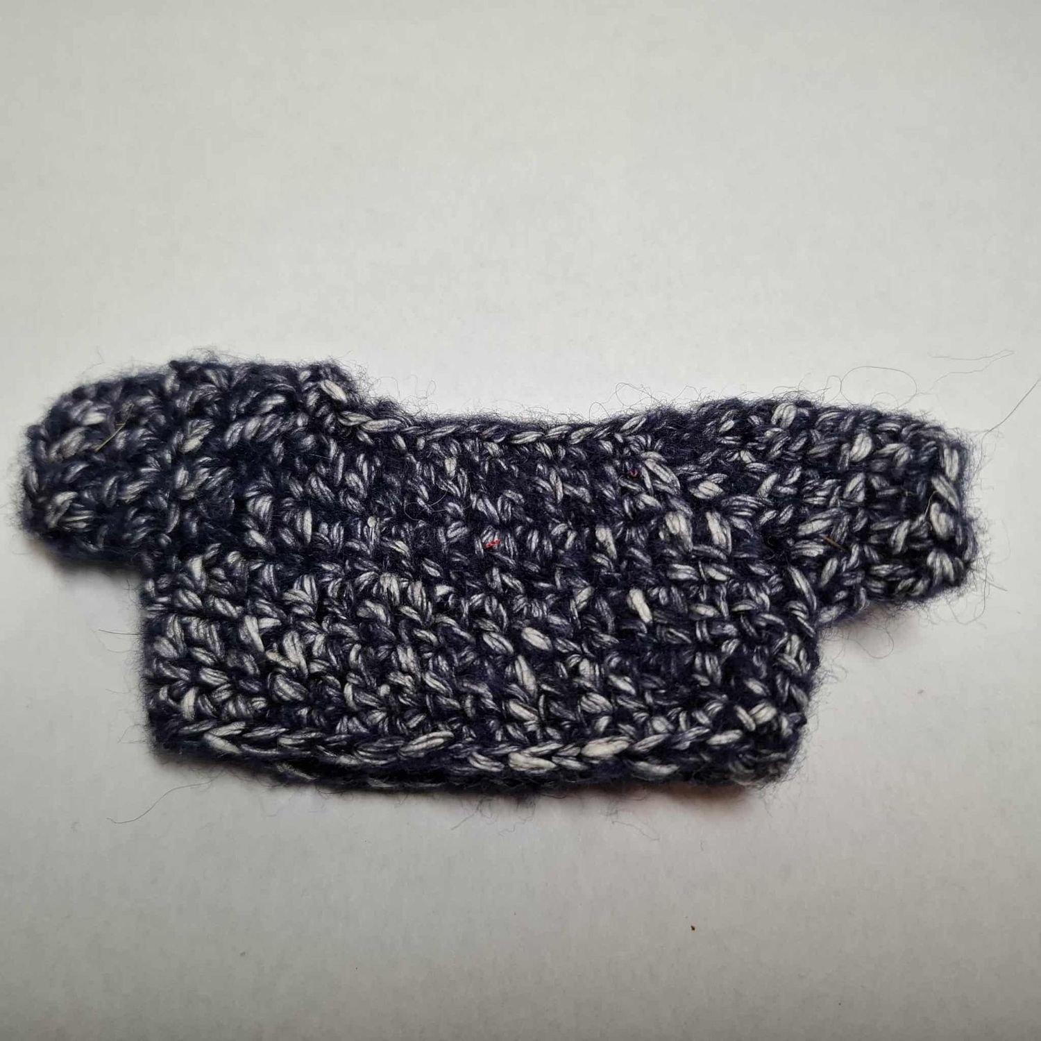 Warmer gehaekelter Pullover  blau-weiss meliert fuer Baby Baeren