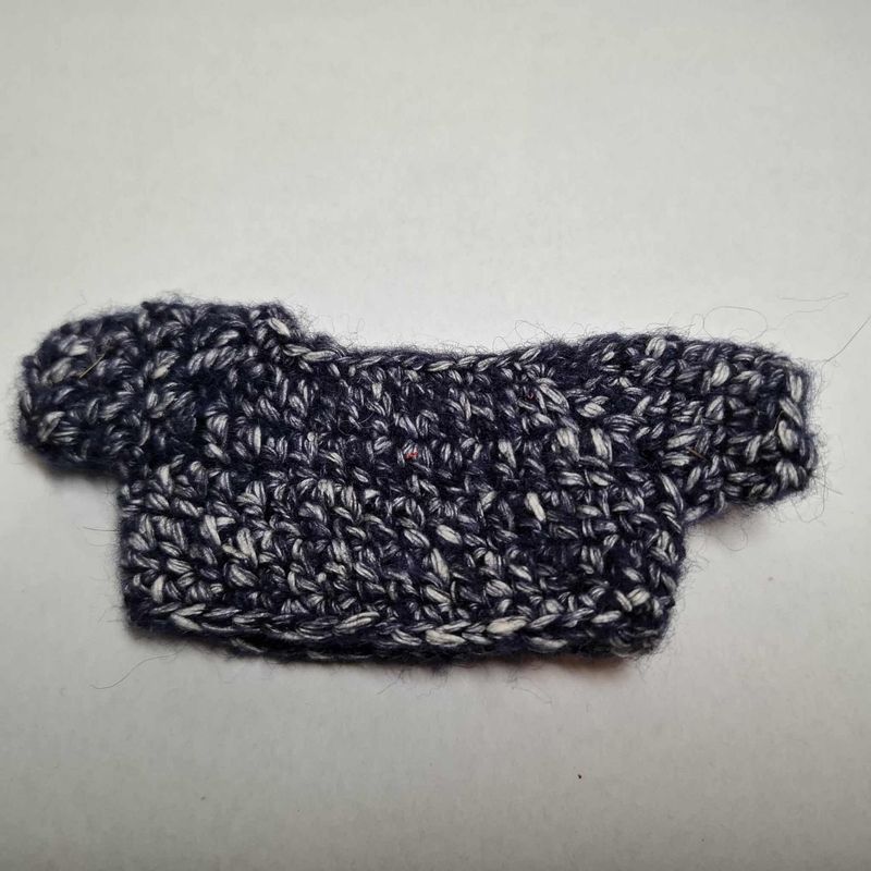 Warmer gehaekelter Pullover  blau-weiss meliert fuer Baby Baeren Warmer gehaekelter Pullover  blau-weiss meliert fuer Baby Baeren