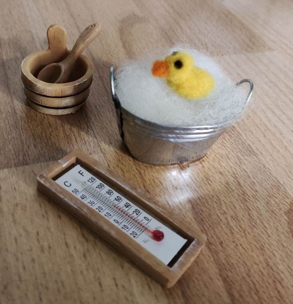 Gefilzte Mini Ente mit Metall-Wanne und Sauna-Zubehoer
