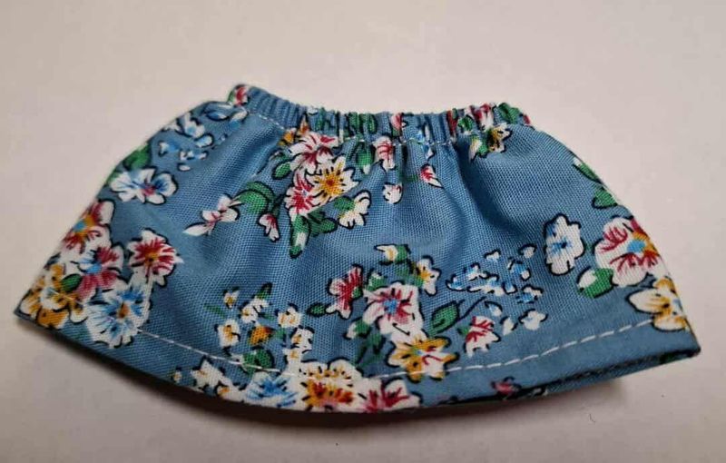 Rock Blumen fuer Philomena Kloss Baby Baer 13 cm