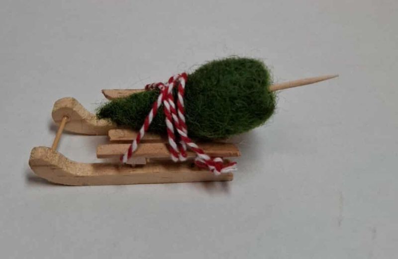 Miniatur Weihnachtsbaum gefilzt mit Schlitten Miniatur Weihnachtsbaum gefilzt mit Schlitten