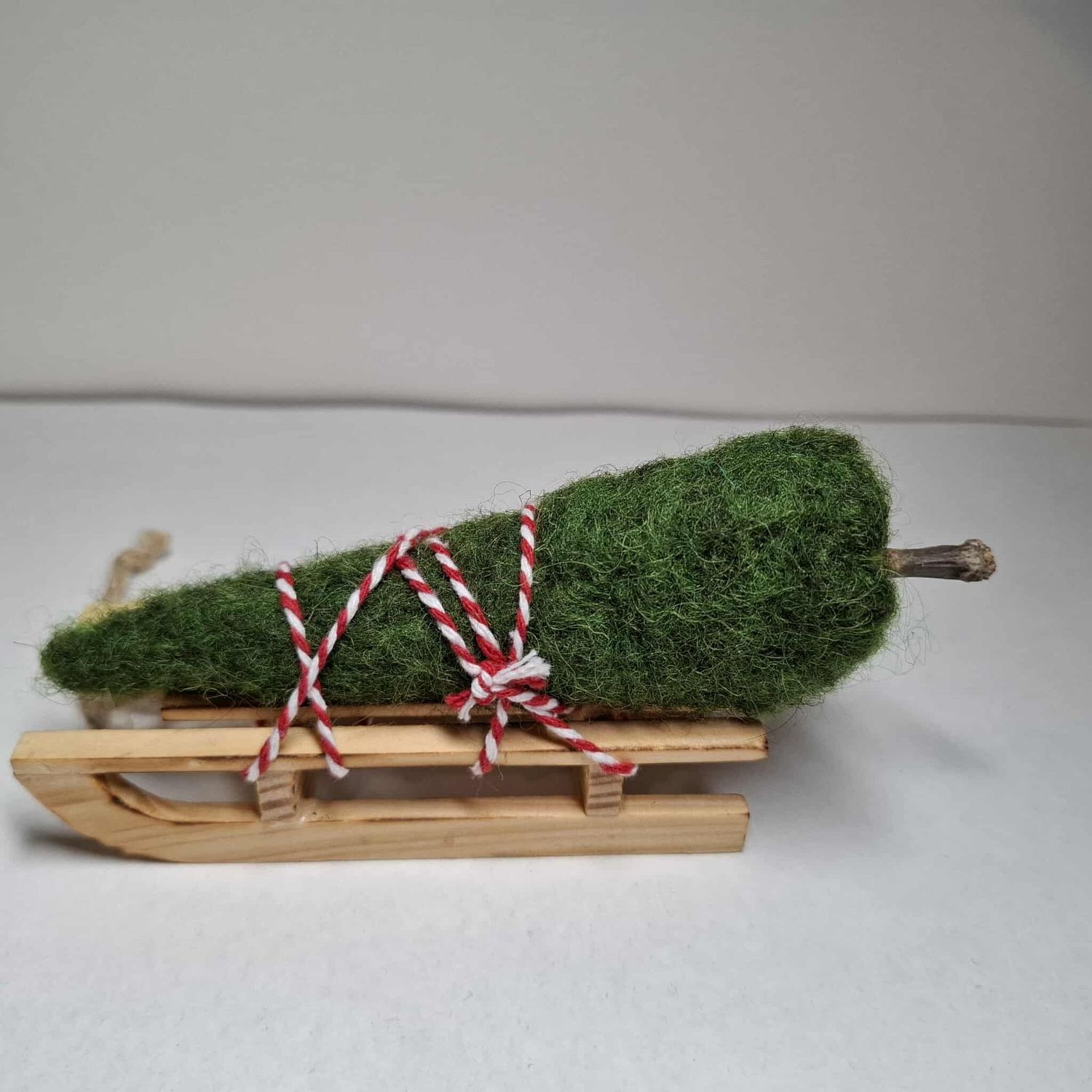 Gefilzter Mini Weihnachtsbaum mit Schlitten. Wolle. Wichteltür Zubehör. Puppenhaus. Miniaturgarten. Dekoartikel