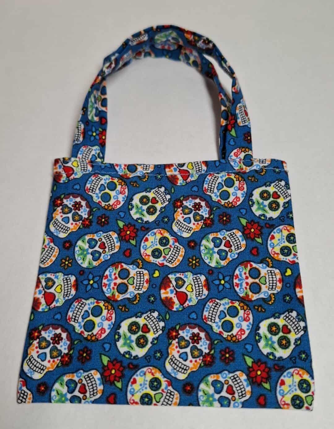 Halloweentasche Totenkopfmuster fuer 40 cm Baeren. Baumwolle Halloweentasche Totenkopfmuster fuer 40 cm Baeren. Baumwolle