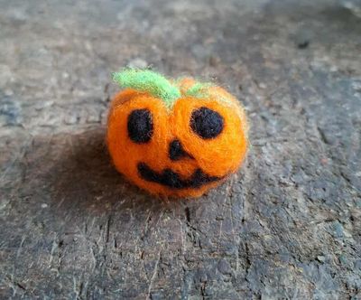 Miniatur Kuerbis gefilzt mit Gesicht Miniatur Kuerbis gefilzt mit Gesicht