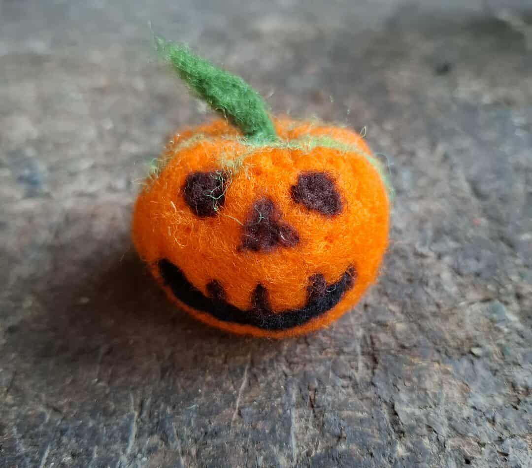 Miniatur Kuerbis gefilzt mit Gesicht Miniatur Kuerbis gefilzt mit Gesicht