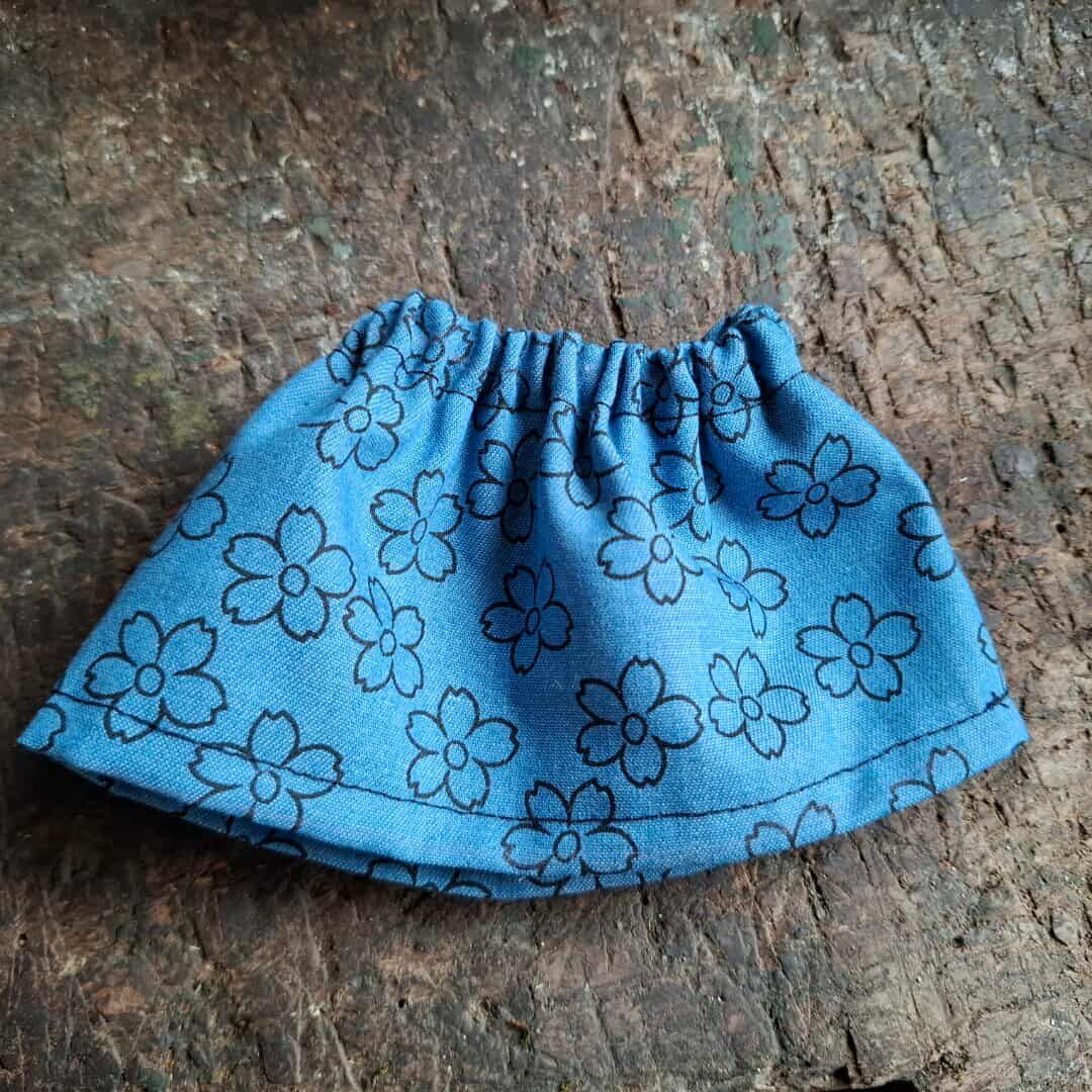 Hellblauer Rock mit Blumenmuster fuer 23 cm Philomena Kloss Baer