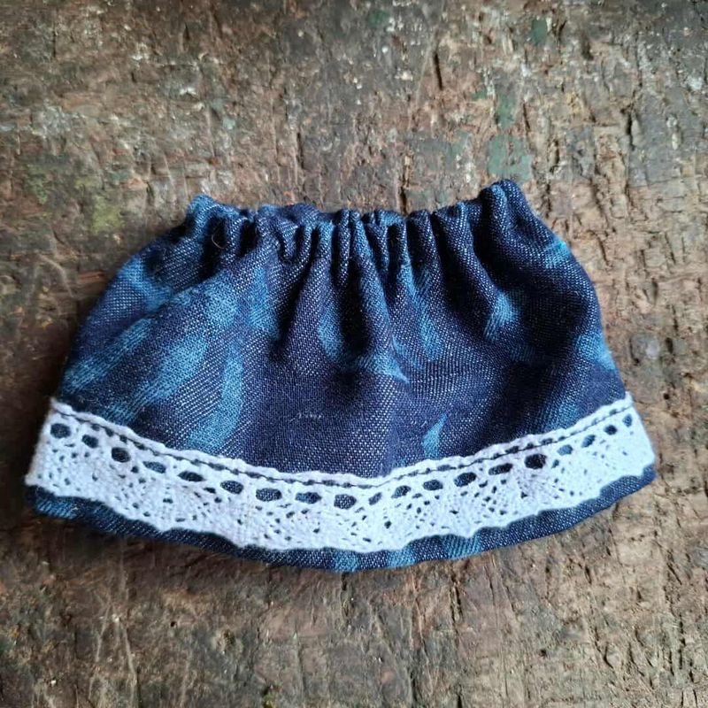 Blauer Rock mit Spitzenborte fuer 23 cm Philomena Kloss Baer