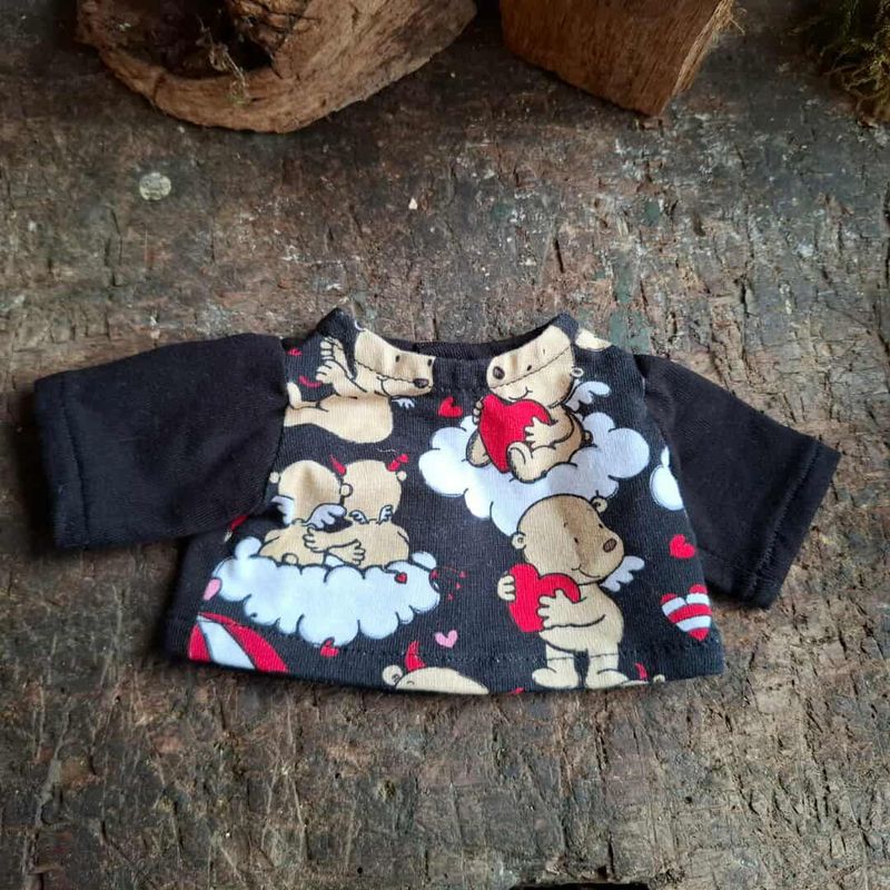Ein kleines Sweatshirt mit Amorbären fuer 23 cm Philomena Kloss Baeren