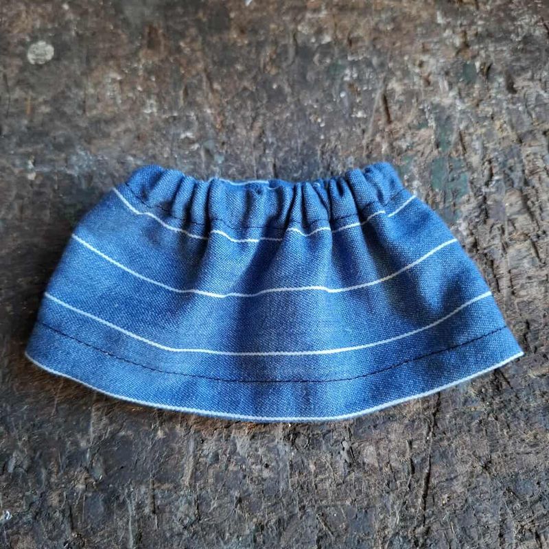 Hellblauer Rock mit weißen Streifen fuer 23 cm Philomena Kloss Baer