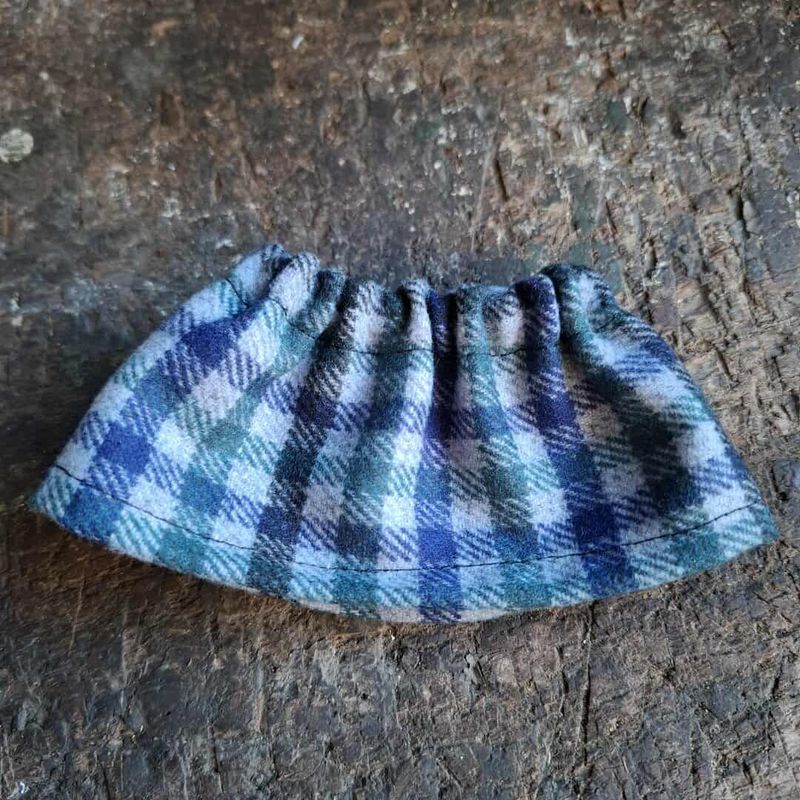 Blaukarierter Rock fuer 23 cm Philomena Kloss Baer