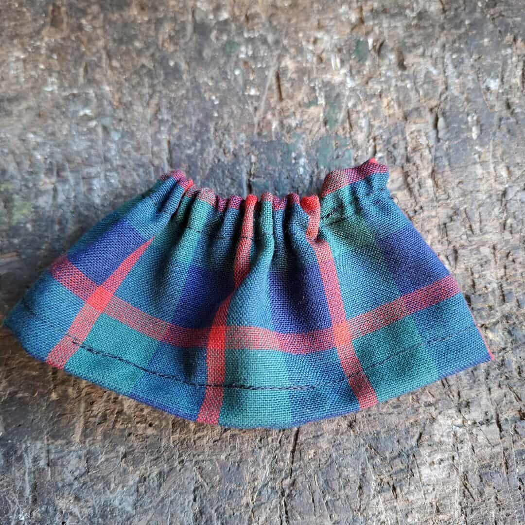 Rot-Blau-grünkarierter Rock fuer 23 cm Philomena Kloss Baer Rot-Blau-grünkarierter Rock fuer 23 cm Philomena Kloss Baer