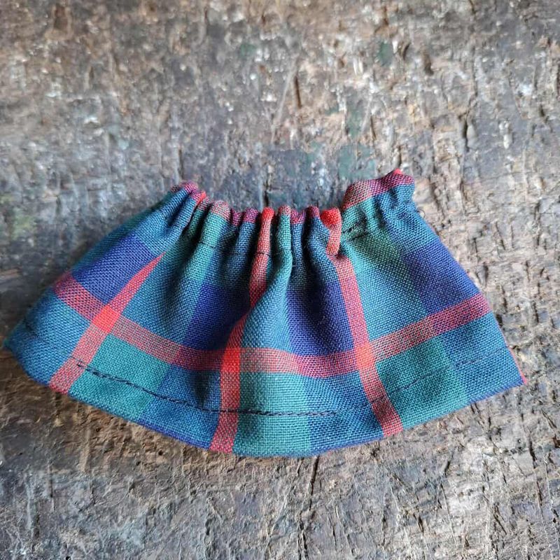 Rot-Blau-grünkarierter Rock fuer 23 cm Philomena Kloss Baer