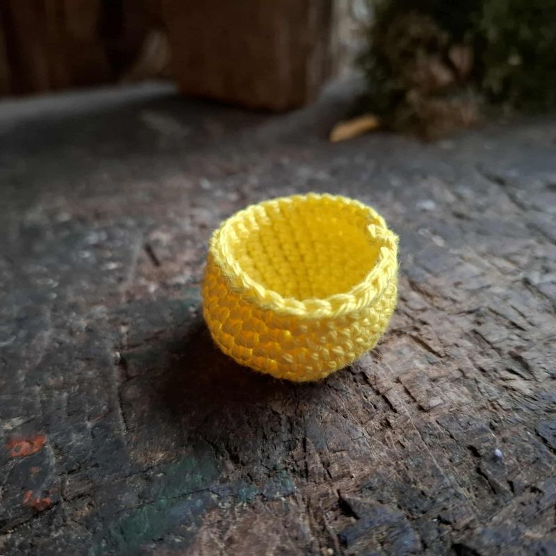 Miniatur Häkelkorb gelb