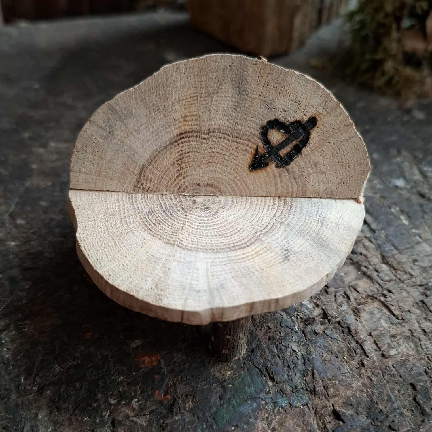 Runde Miniatur Holzbank mit Herz