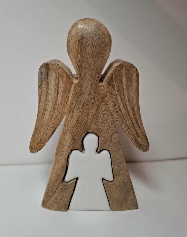 Mangoholz-Engel in Engelform