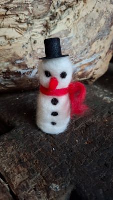 Nadelgefilzter Miniatur Schneemann