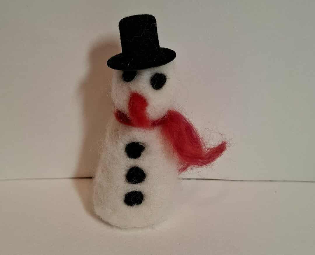 Nadelgefilzter Miniatur Schneemann Nadelgefilzter Miniatur Schneemann