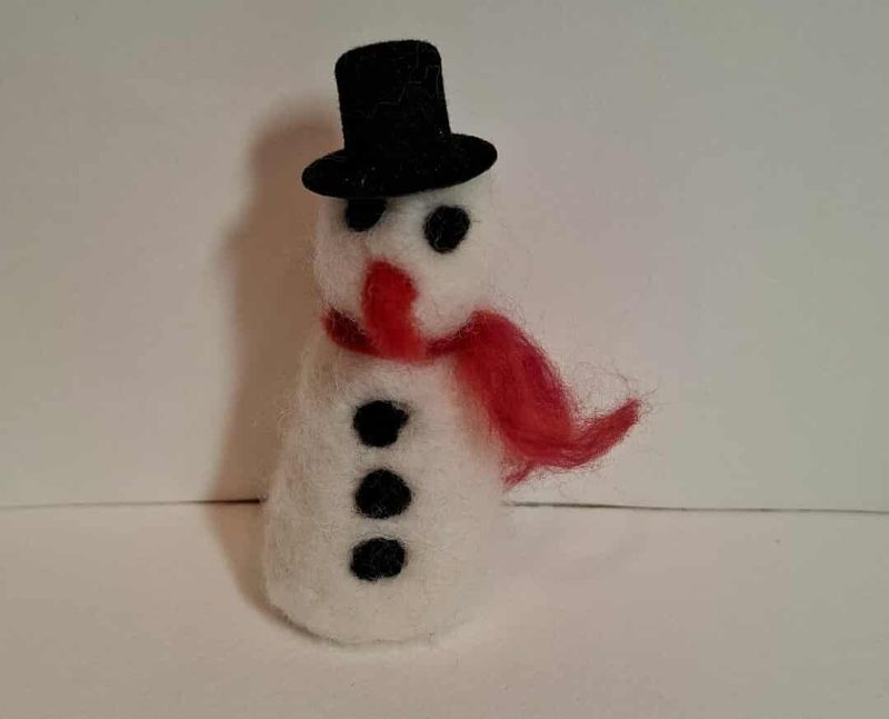 Nadelgefilzter Miniatur Schneemann