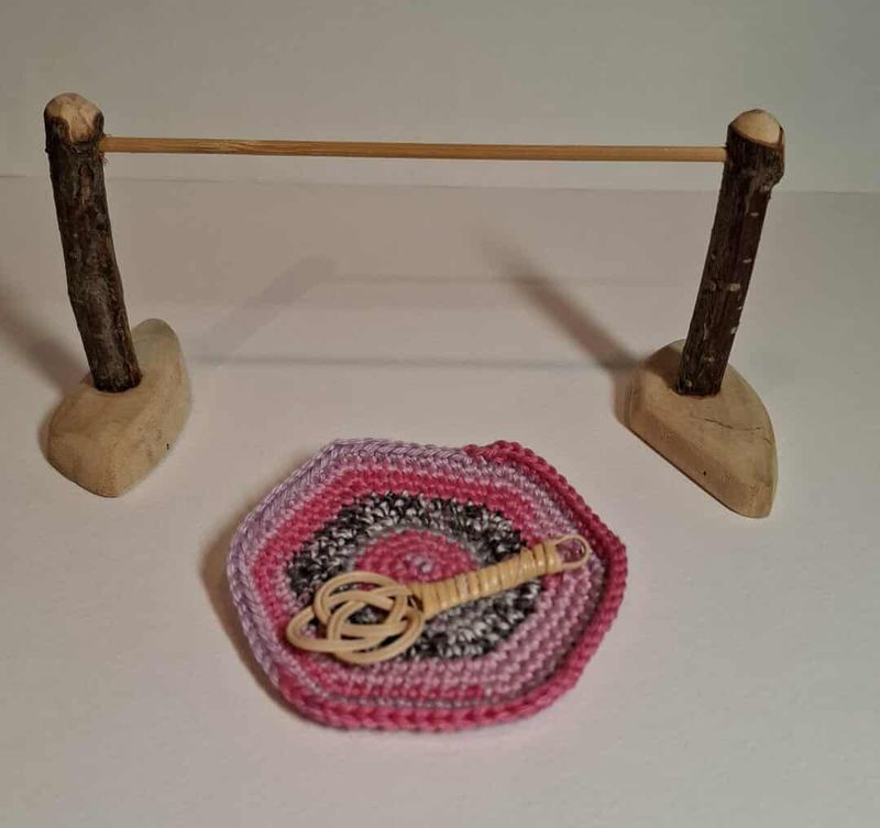Miniatur Teppichklopfer, gehäkelter Teppich und Teppichstange 