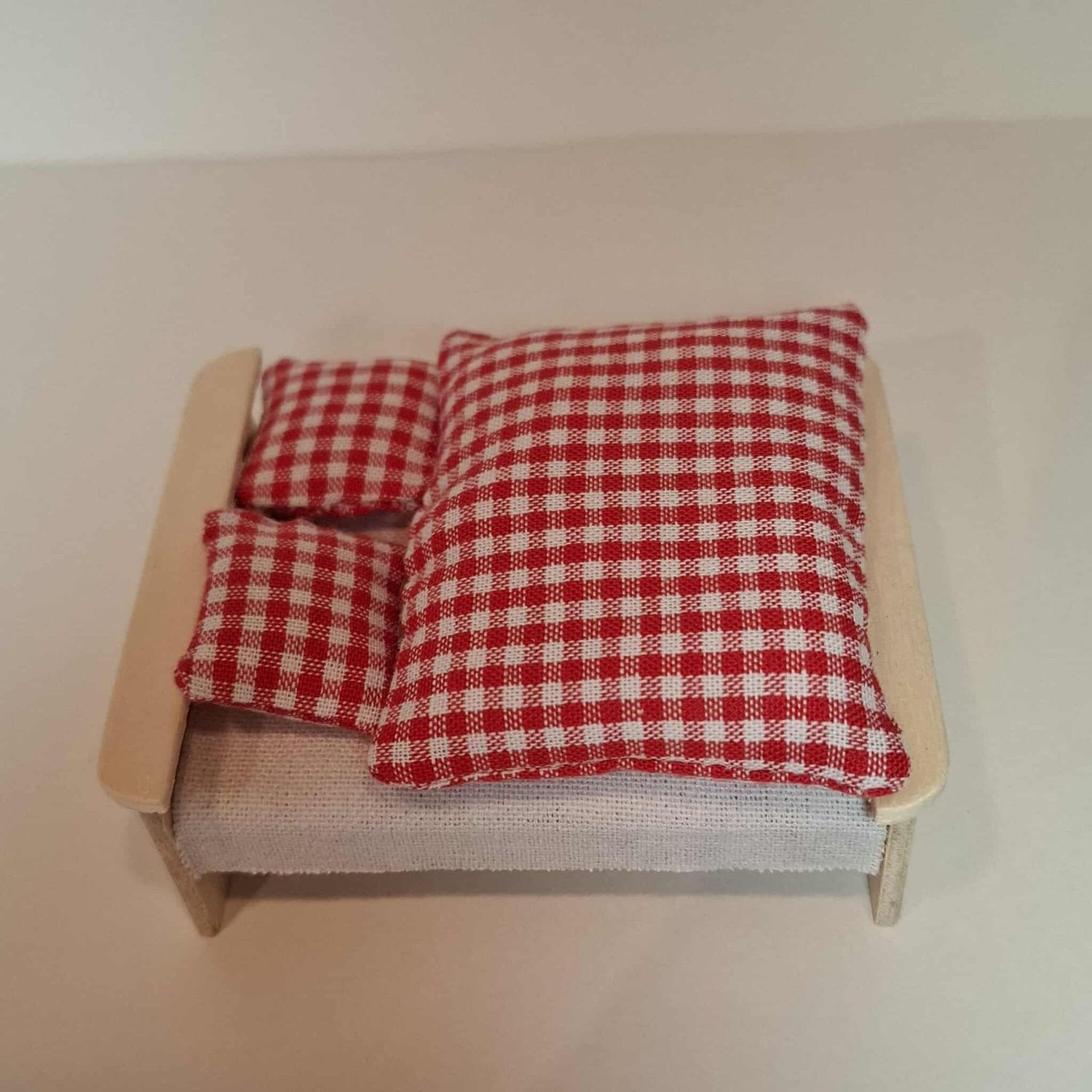 Miniatur Bett natur. Wichteltür Zubehör. Dekoartikel