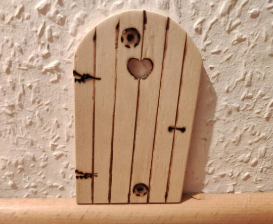 Miniatur Wichteltuer aus Holz mit Herz und eingebrannter Verzierung