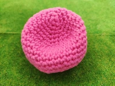 Mini Sitzkissen 6 cm Pink Gehäkeltes Miniatur Sitzkissen Pink auf grüner Deko Wiese