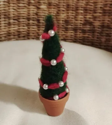 Gefilzter Miniatur Weihnachtsbaum mit  weissen Christbaumkugeln