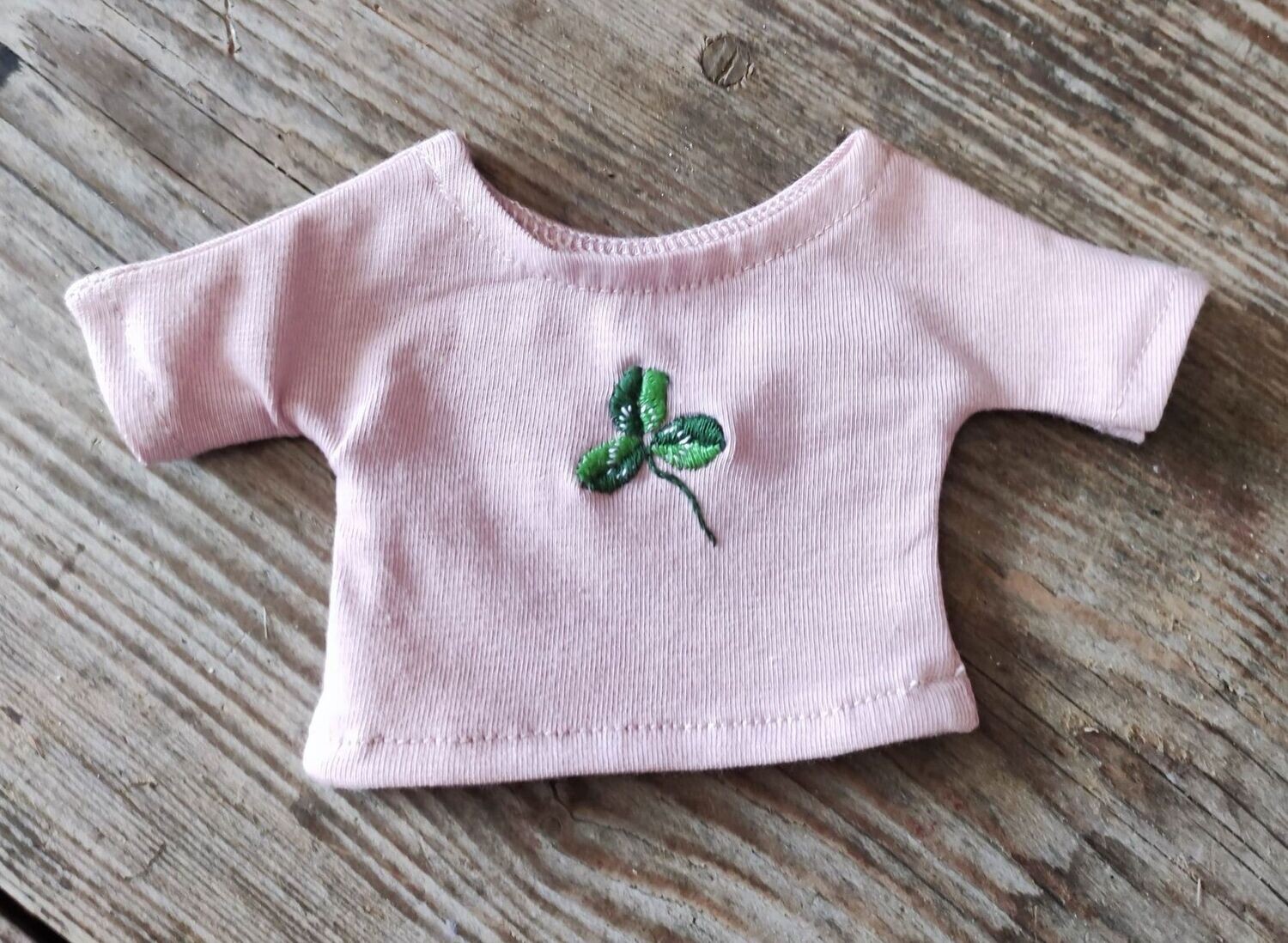T-Shirt Rosa mit Stickerei. Grüner Klee mit drei Blättern