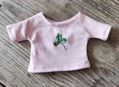 TShirt Rosa Klee fuer 23 cm Philomena Kloss T-Shirt Rosa mit Stickerei. Grüner Klee mit drei Blättern