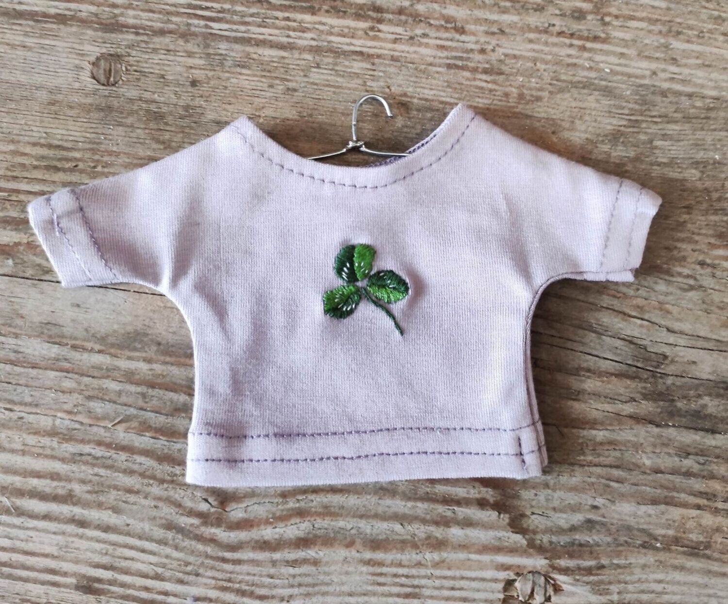 T-Shirt Lila mit Stickerei Klee fuer 23 cm Philomena Kloss Baeren T-Shirt Lila mit Stickerei Klee fuer 23 cm Philomena Kloss Baeren