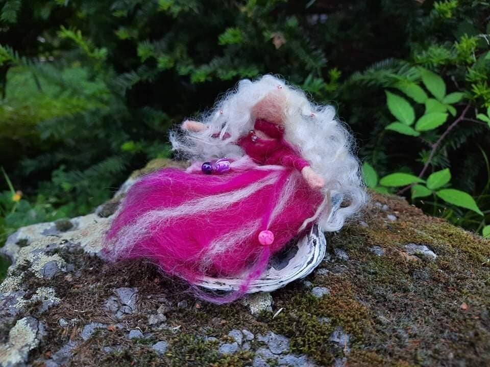 Gefilzte Perlentaucherin Cordelia Gefilzte Perlentaucherin. Pink mit weißen Locken liegend in einer Muschel