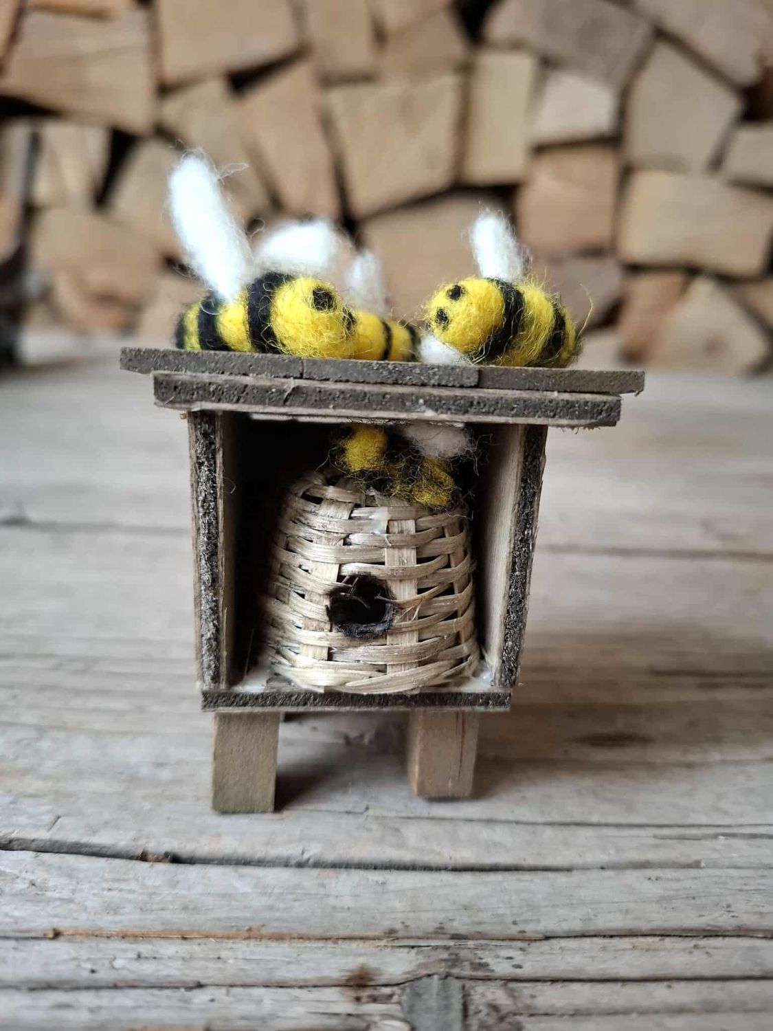 Filzbienen mit Bienenstock Miniatur Bienenstock mit 4 Filzbienen