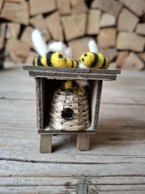 Miniatur Bienenstock mit 4 Filzbienen