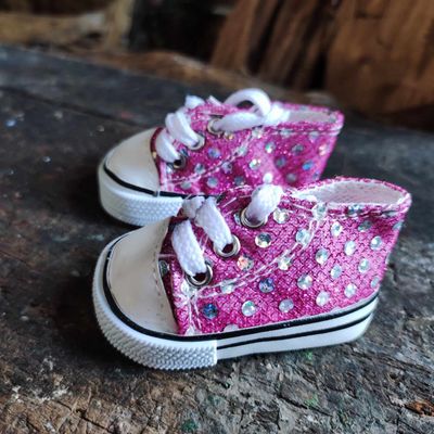 Baeren Turnschuhe Pink 7 cm - Pailletten Bären Turnschuhe Pink 7 cm mit Pailletten auf Holzbank