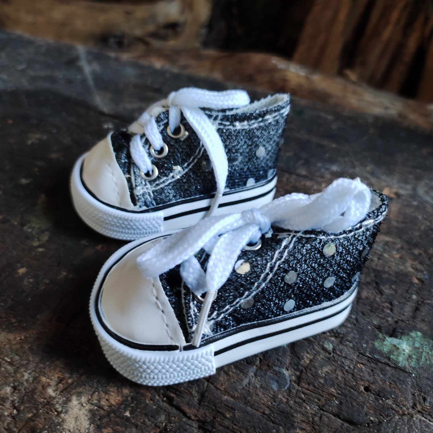 Baeren Turnschuhe Schwarz 7 cm mit Pailletten Bären Turnschuhe Schwarz 7 cm mit Pailletten auf Holzbank
