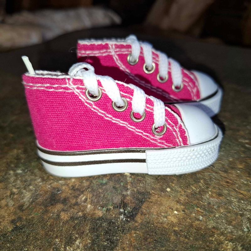 Baeren Turnschuhe Pink 7,5 cm Bären Turnschuhe mit Schnürsenkeln Pink auf Holzbank