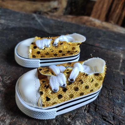 Baeren Turnschuhe Gelb 7 cm mit Pailletten Bären Turnschuhe Gelb 7 cm mit Pailletten auf Holzbank