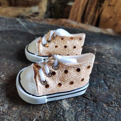 Baeren Turnschuhe Lachsfarben 7 cm - Pailletten Bären Turnschuhe Lachsfarben 7 cm mit Pailletten auf Holzbank