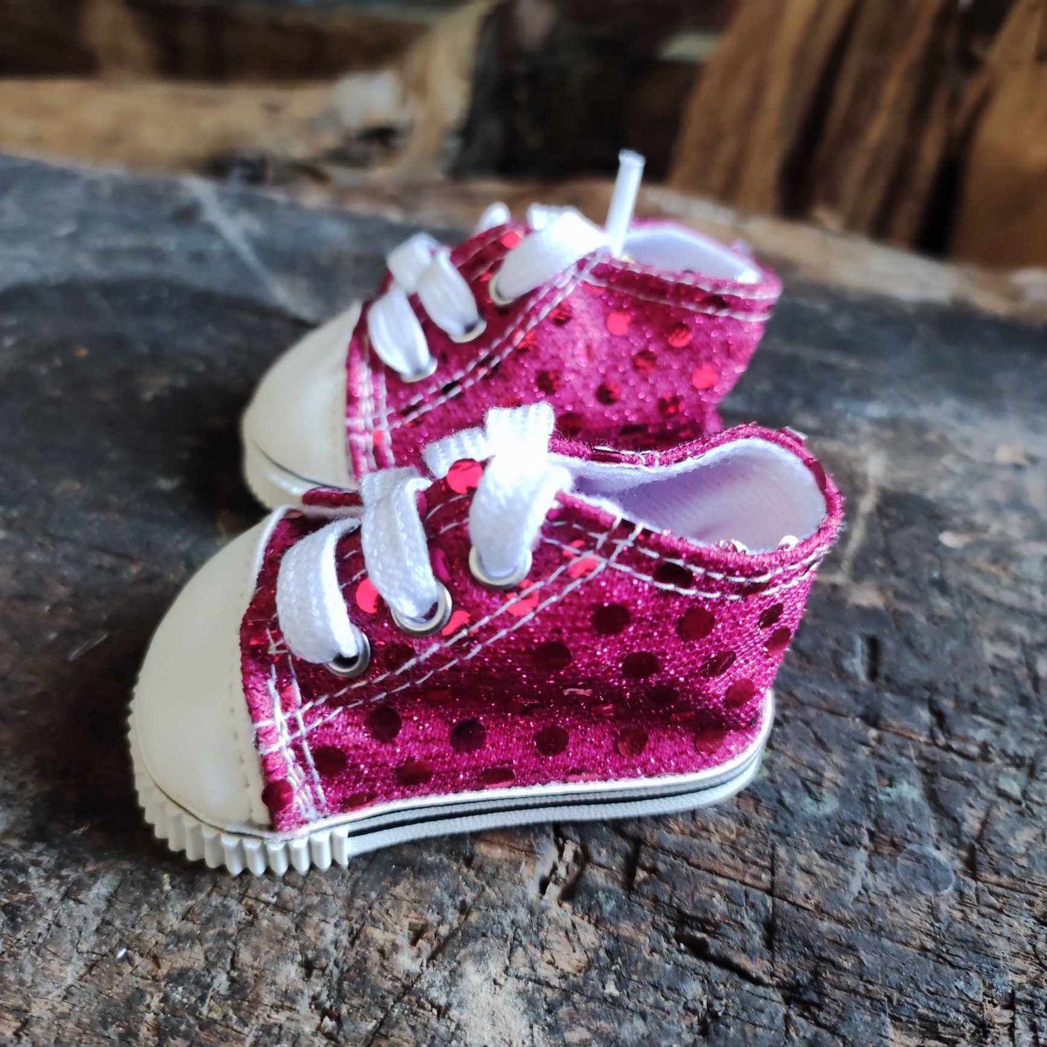 Baeren Turnschuhe Rose 7 cm mit Pailletten Bären Turnschuhe mit Schnürsenkeln Rose mit Pailletten 7 cm auf alter Holzbank