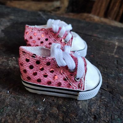 Baeren Turnschuhe Rosa mit Pailetten 7 cm Bären Turnschuhe Rosa 7 cm mit Pailletten auf Holzbank