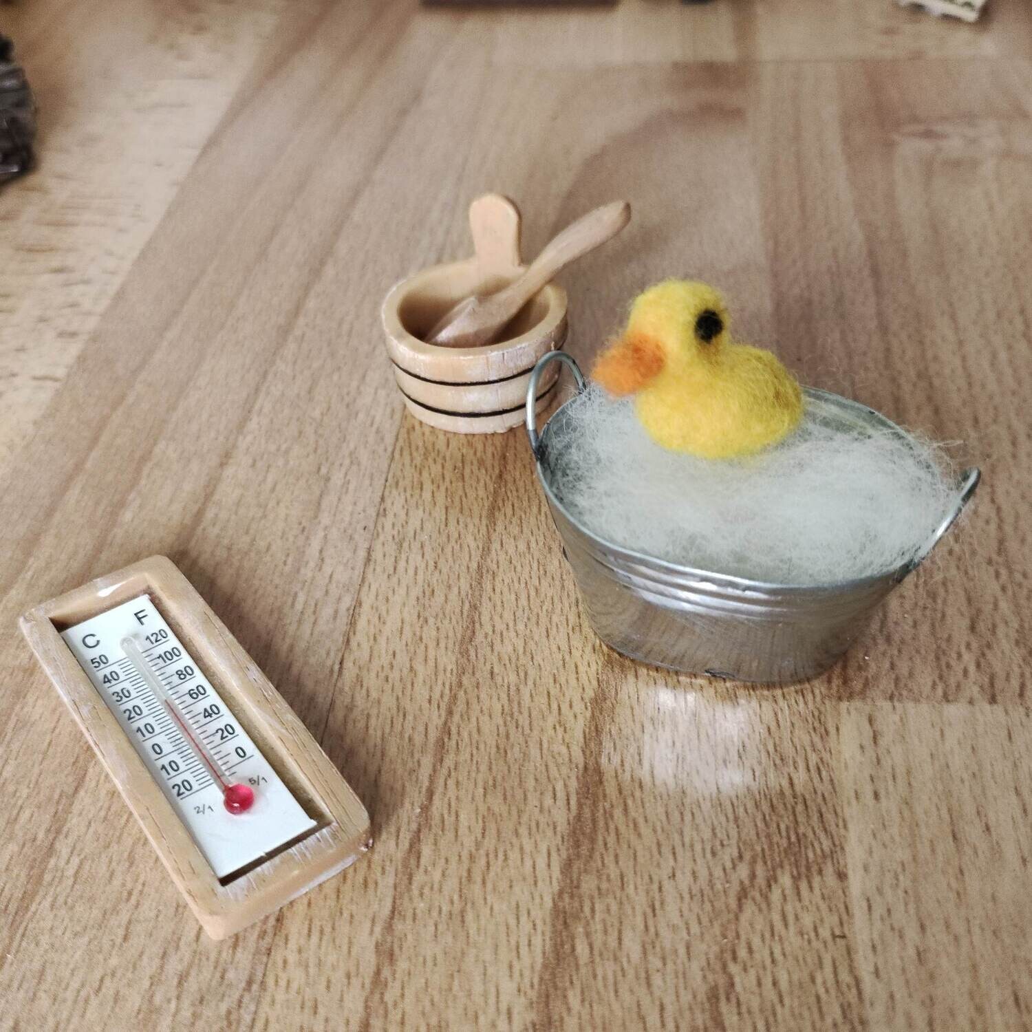 Gefilzte Ente mit Miniatur-Metallwanne und Sauna-Zubehoer Gefilzte Ente mit Wanne und Saunaset